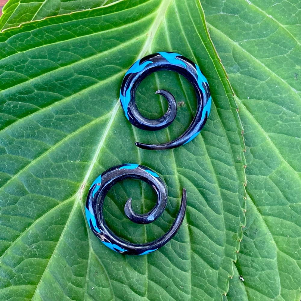🌈 3/$20 Hand-Carved Buffalo Horn Black/Blue Tribal Spiral Gauged Earrings